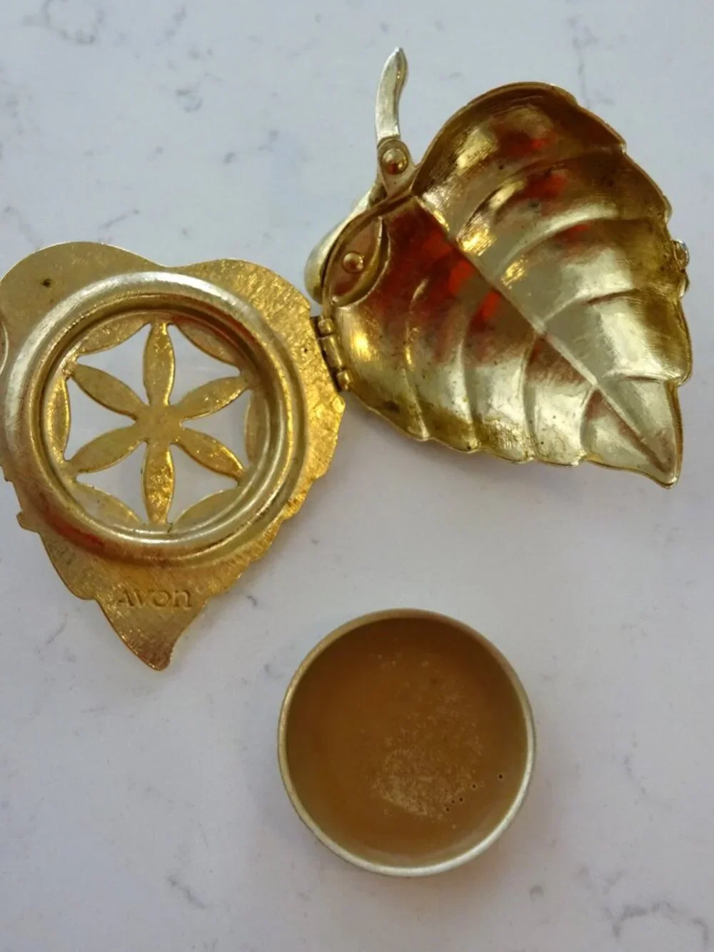 Vintage AVON Compact Solid Charisma Glace Perfume Pin Brooch Leaf Teardrop